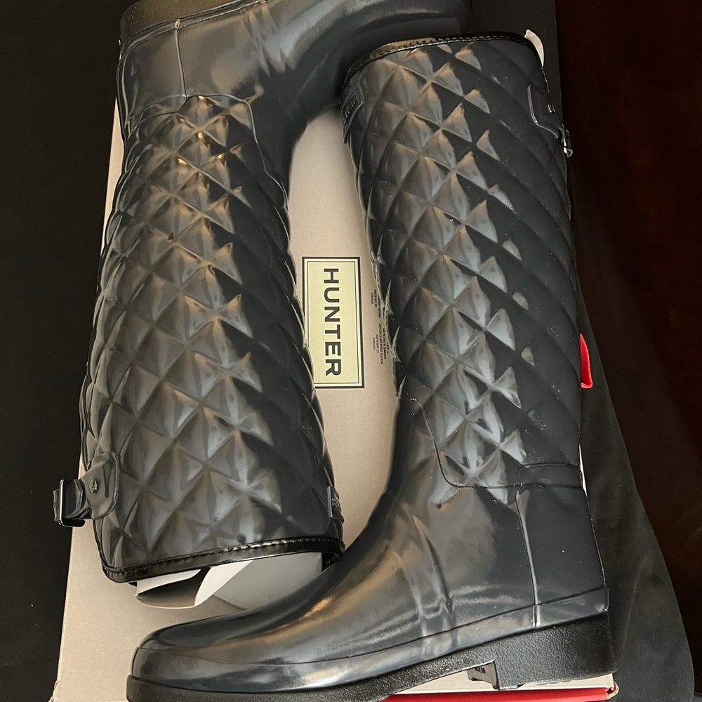 Hunter women's Refined Tall Quilted Gloss Rain Boot, 10 Dark Slate - Picture 2 of 6